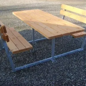 Bord/bænkesæt i brun laseret nordlandsfyr – 4 pers. + 2 kørestolsbrugere