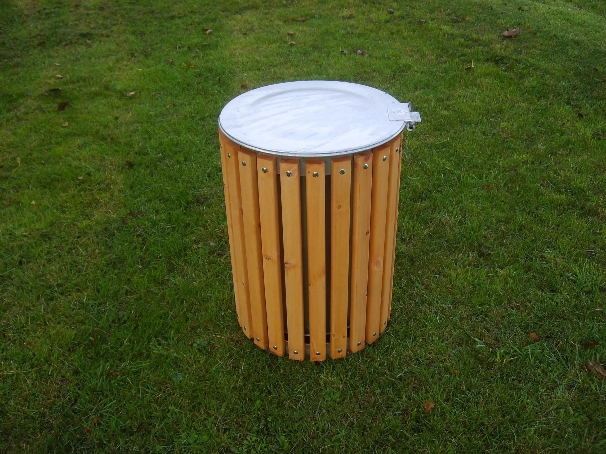 Rund affaldsspand i nordlandsfyr/metal