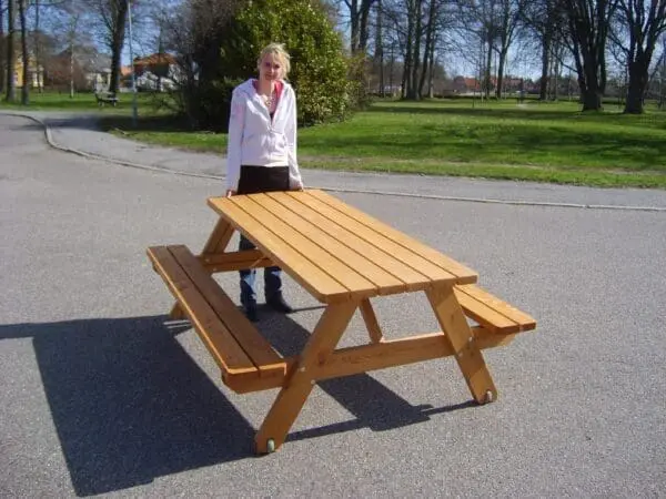 Bord/bänkset med hjul i norrlandsfur - Bild 2