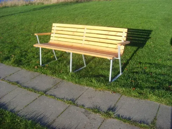Samsø bänk med rygg och armstöd i norrlandsfur - Bild 2