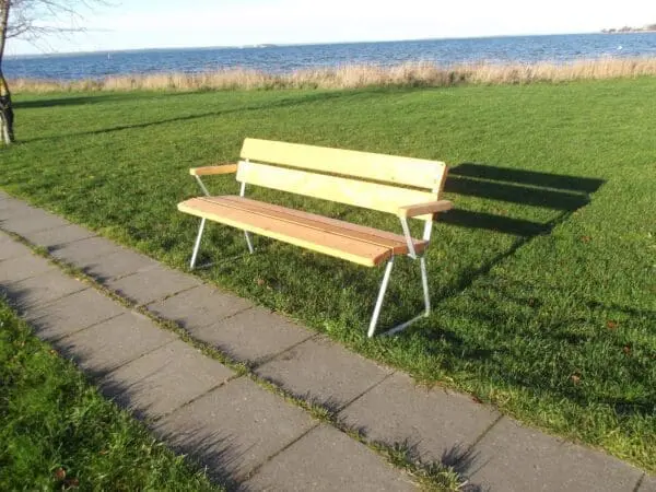 Plankbänk med rygg och armstöd i norrlandsfur - Bild 2