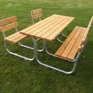 Bord/bænkesæt i brun laseret nordlandsfyr – 6 pers. + 1 kørestolsbruger