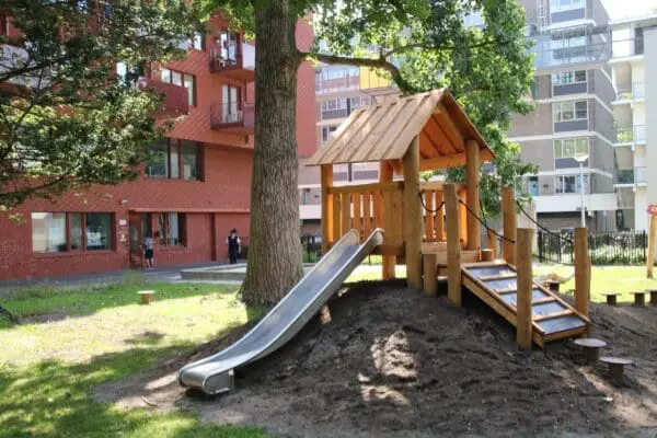 Lekhus med rutschkana - Bild 2