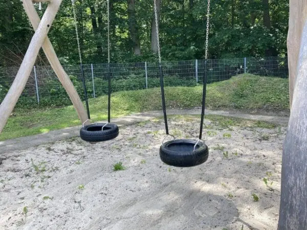Dubbelt gungstativ med 1 kompisgunga 2 däckgungor - Bild 3