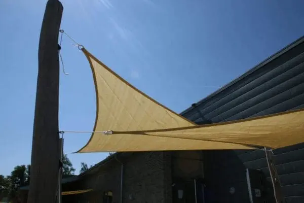 Hdpe trekantssegel 3x3x3 m - camel inkl. beslag