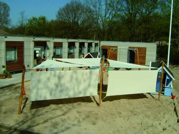 Pe fyrkantigt sidosegel 1,3x4 m - offwhite inkl.beslag