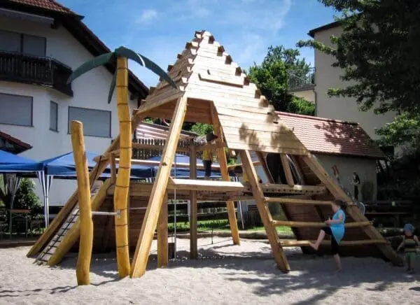 Klätterpyramid i trä med plattform - Bild 2