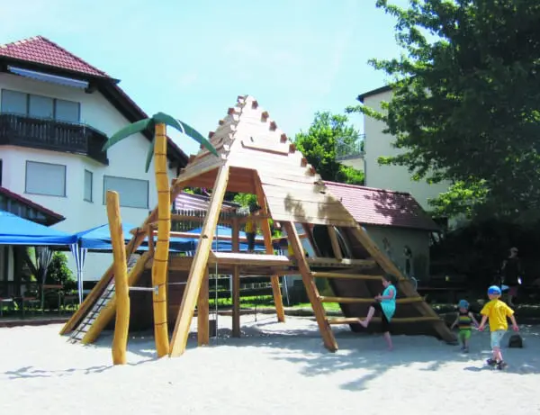 Klätterpyramid i trä med plattform - Bild 3