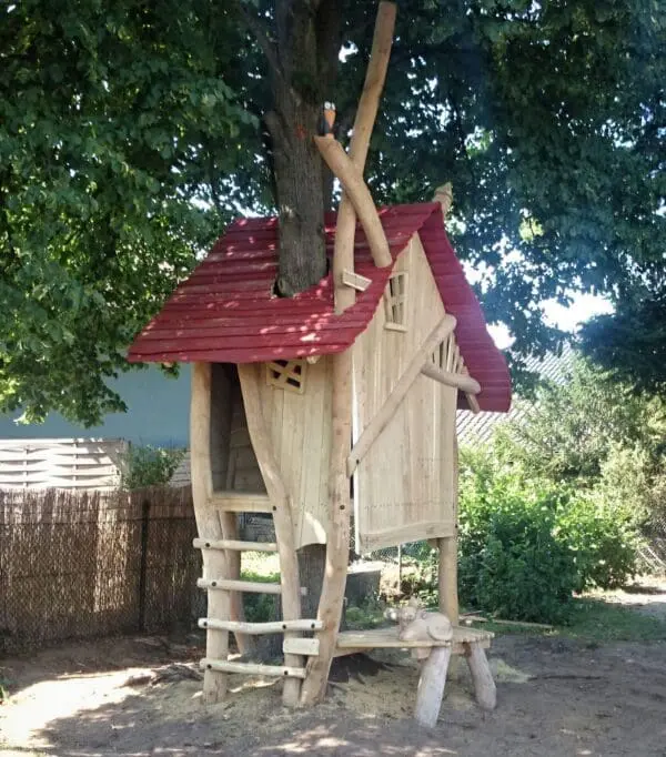 Häxans trädkoja med rött tak - Bild 2